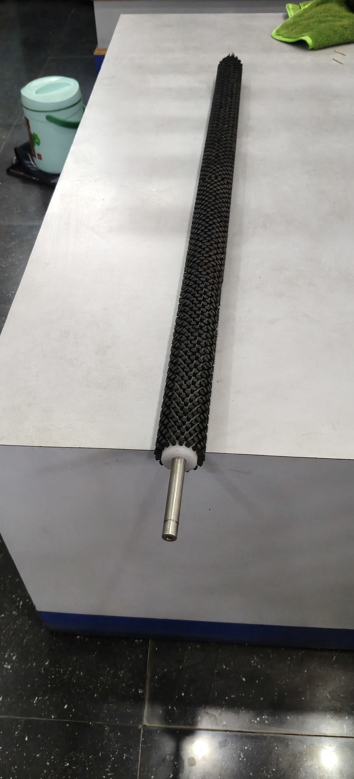 Long mandrel precision shaft roller brush